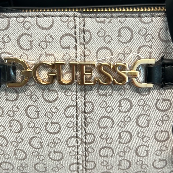 Guess | Classic Bag w/Iconic Logo Bag Charm, Matching Wallet & Dust Bag - Picture 5 of 16